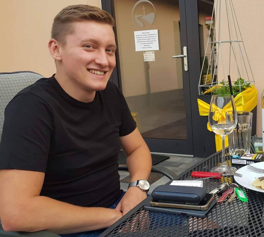 O mně | Hynek Poul Kdo je vlastně Hynek Poul a jak se z číšníka stane copywriter? Něco o práci, něco o mně a něco o tom, jak jsem se k tomu všemu vlastně dostal.